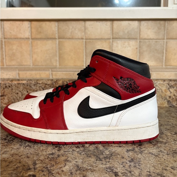 Jordan 1 Mid Chicago toe - Picture 3 of 5